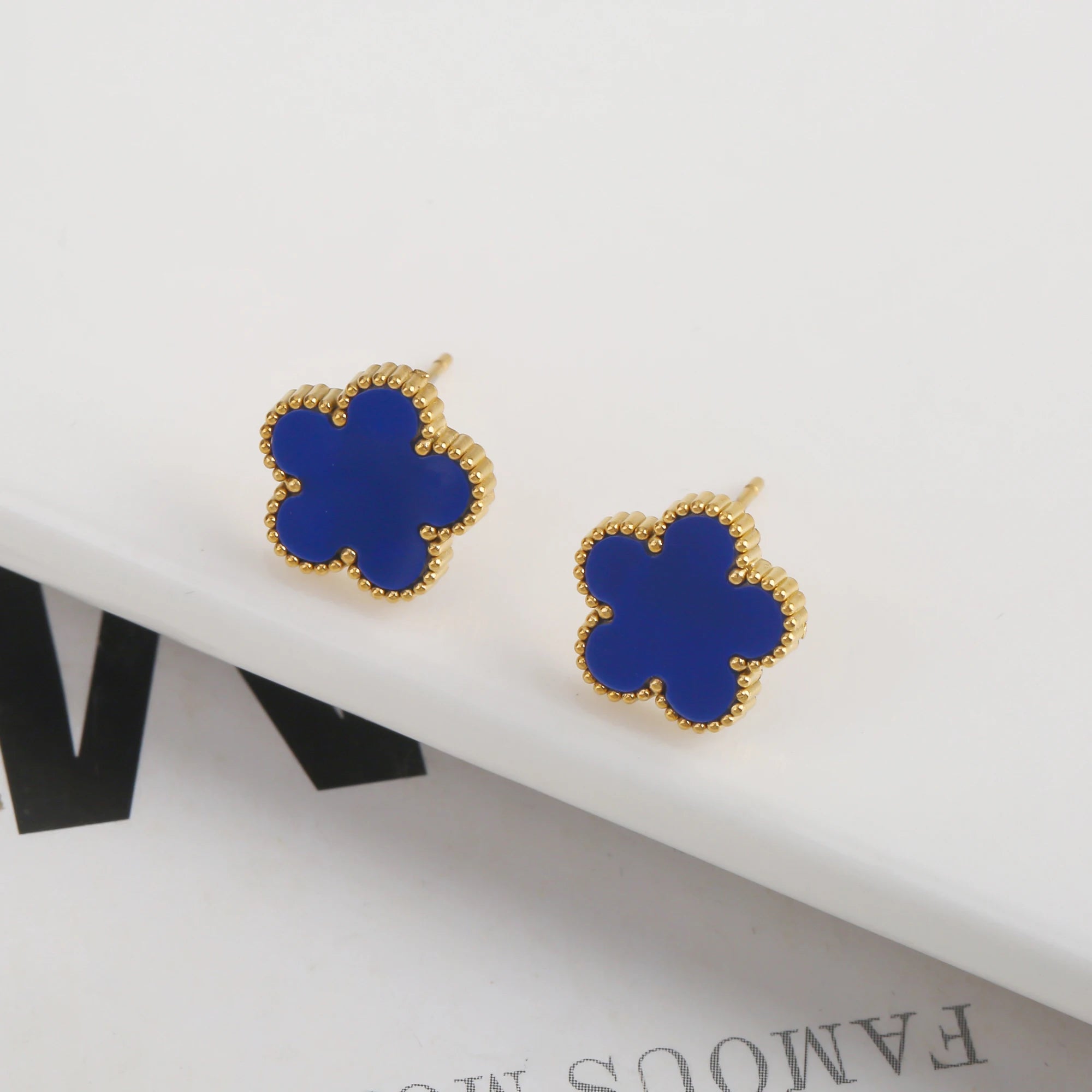 سوار نسائي من Van Cleef  بتصميم البرسيم الرباعي – أناقة خالدة بعدة ألوان