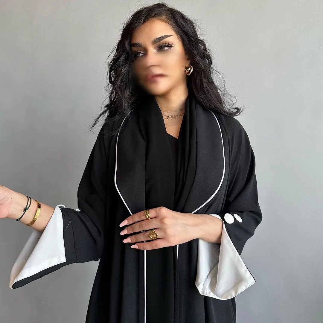 عباية مفتوحة عصرية بحواف متباينة وياقة شال مع أزرار زخرفية على الأكمام