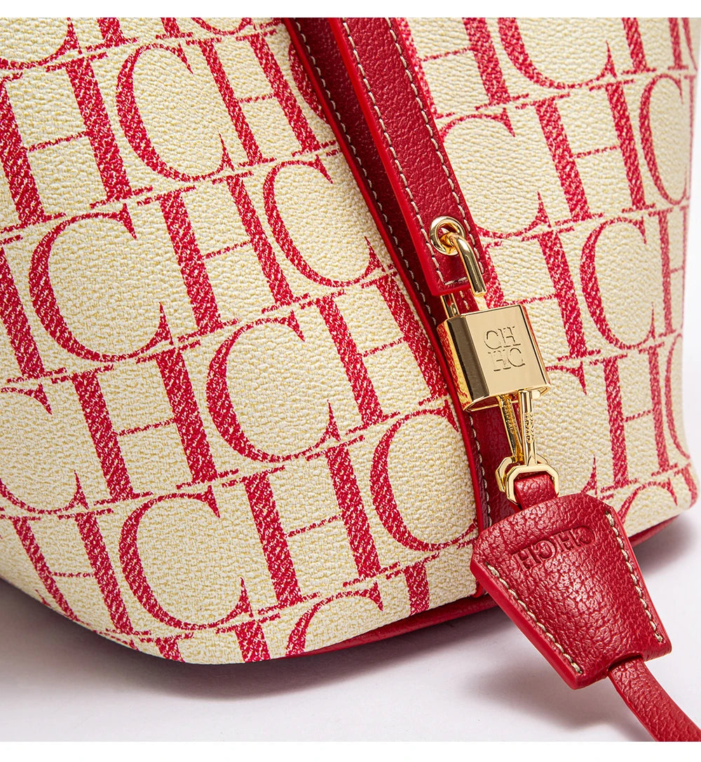 حقيبة باكيت من Carolina Herrera بنقشة CH أيقونية – تصميم أنيق وعملي