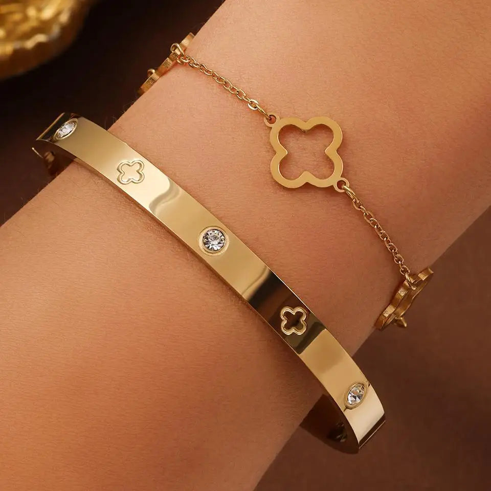 طقم أساور فاخر من Cartier & Van Cleef & Arpels – سوار Love مرصّع + سوار Clover أيقوني