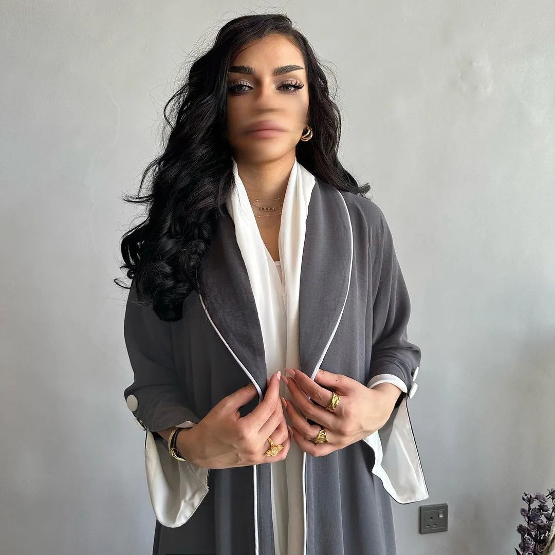 عباية مفتوحة عصرية بحواف متباينة وياقة شال مع أزرار زخرفية على الأكمام