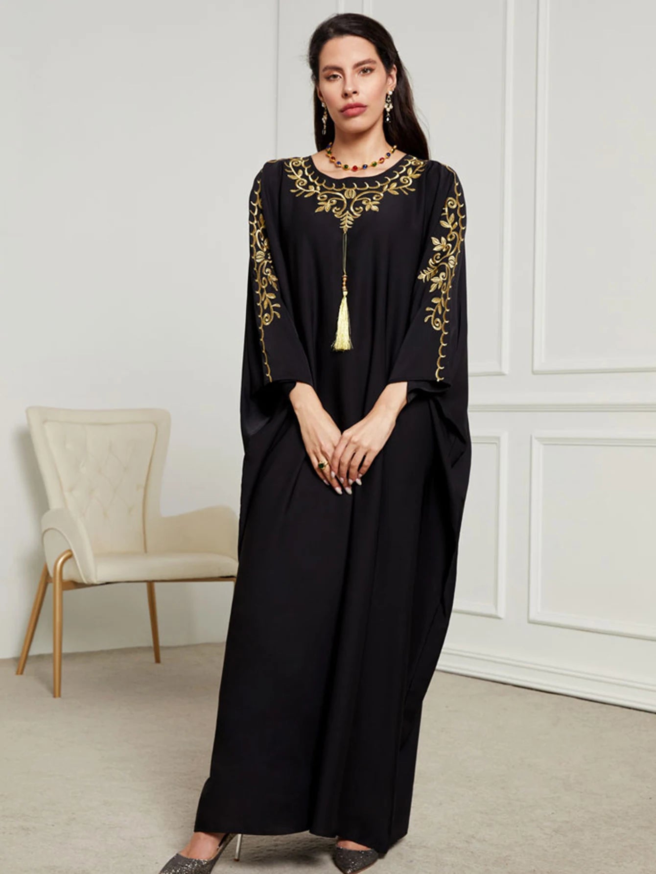 عباية خليجية فاخرة مطرزة بخيوط ذهبية – تصميم أنيق للمناسبات