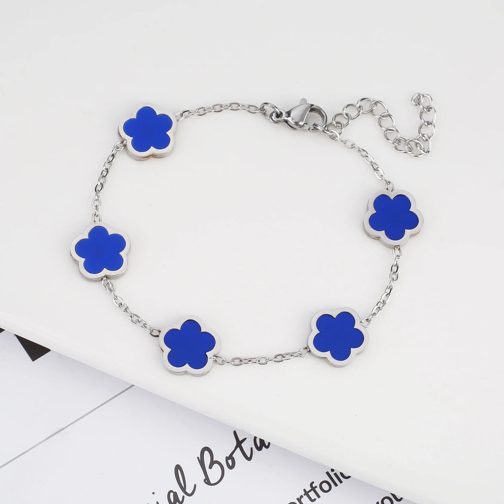 سوار نسائي من Van Cleef  بتصميم البرسيم الرباعي – أناقة خالدة بعدة ألوان
