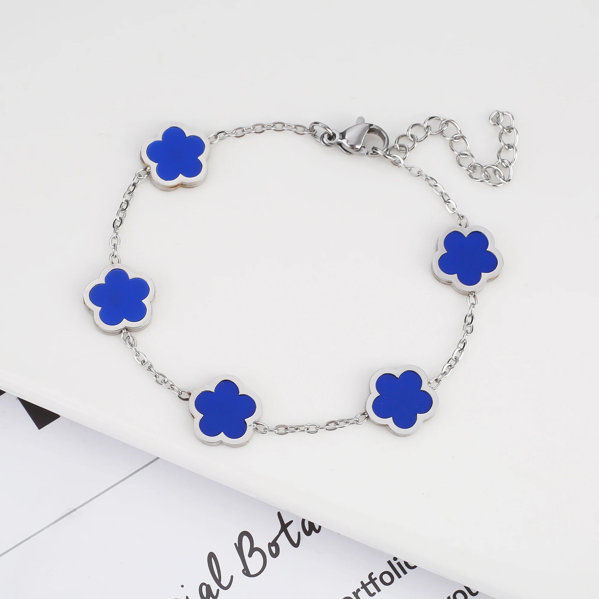 سوار نسائي من Van Cleef  بتصميم البرسيم الرباعي – أناقة خالدة بعدة ألوان