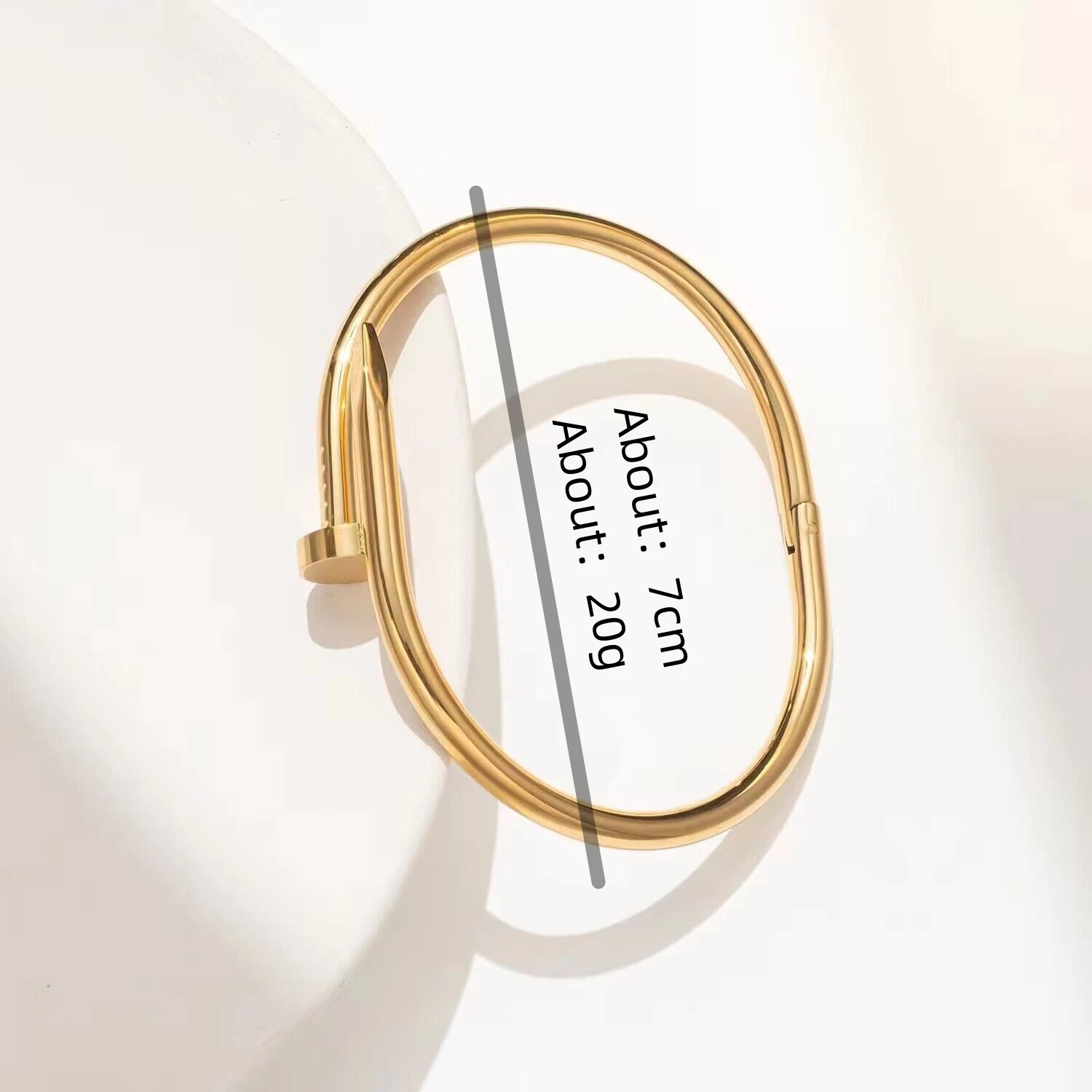 سوار مسمار من Cartier – تصميم Juste un Clou عصري