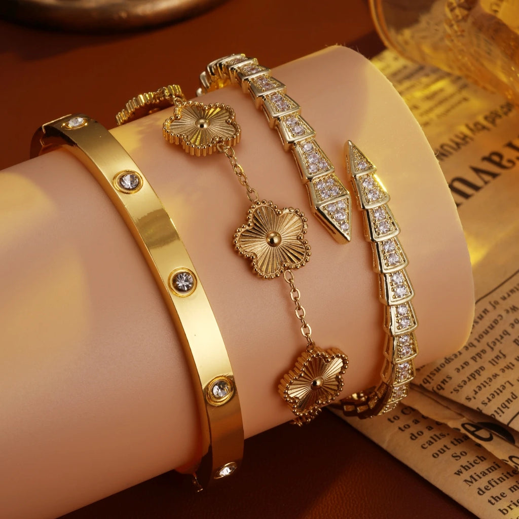 طقم أساور فاخر من Cartier & Van Cleef & Arpels – سوار Love مرصّع + سوار Clover أيقوني