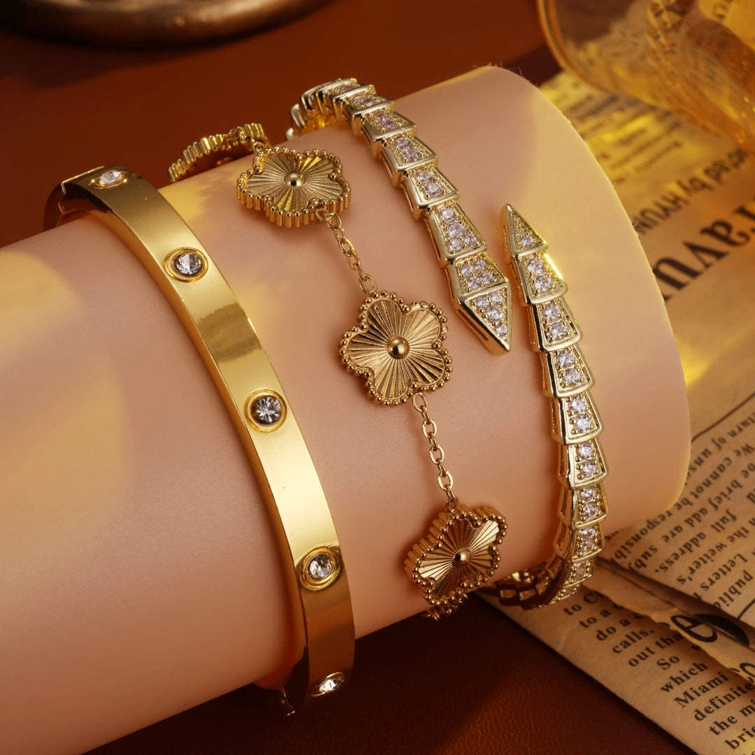 طقم أساور فاخر من Cartier & Van Cleef & Arpels – سوار Love مرصّع + سوار Clover أيقوني