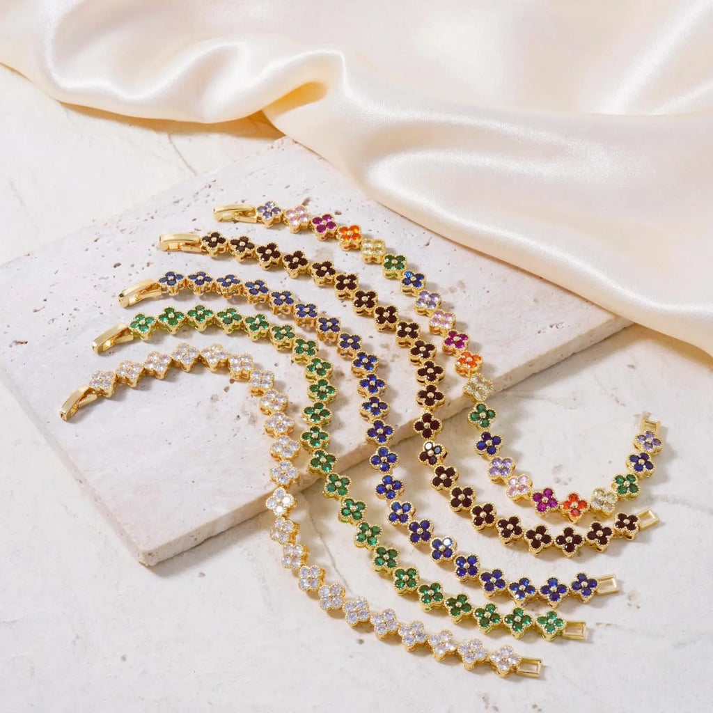 طقم أساور فاخر من Cartier & Van Cleef & Arpels – سوار Love مرصّع + سوار Clover بأحجار ملوّنة
