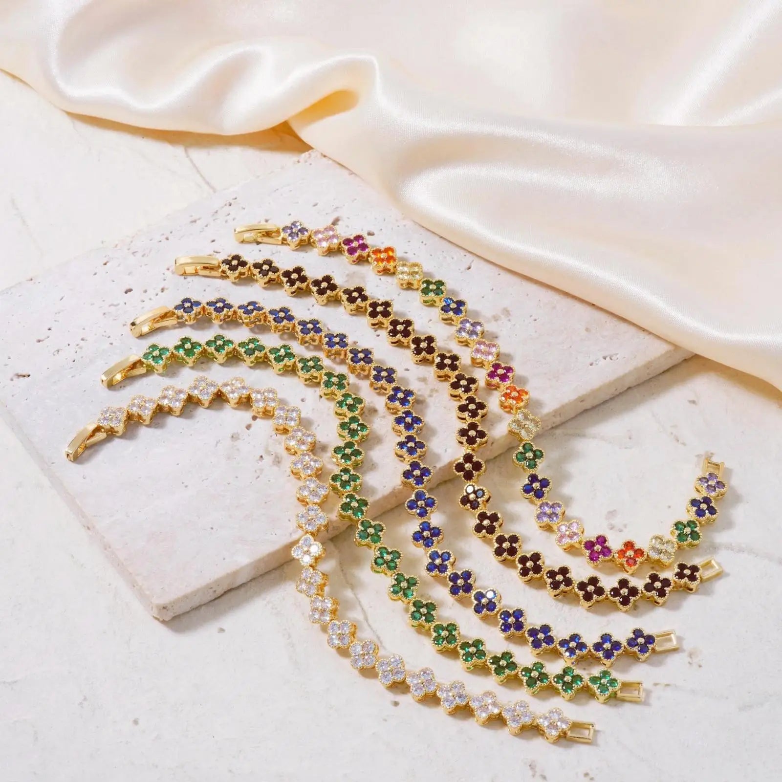 طقم أساور فاخر من Cartier & Van Cleef & Arpels – سوار Love مرصّع + سوار Clover بأحجار ملوّنة