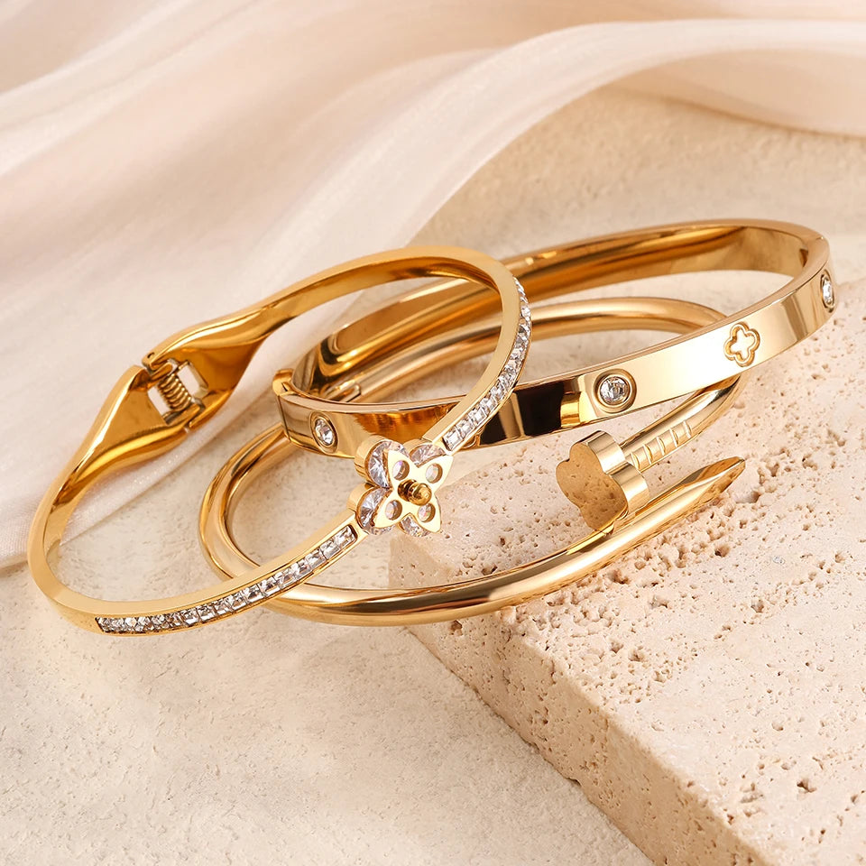 طقم أساور فاخر من Cartier & Van Cleef & Arpels – سوار Love مرصّع + سوار Clover أيقوني