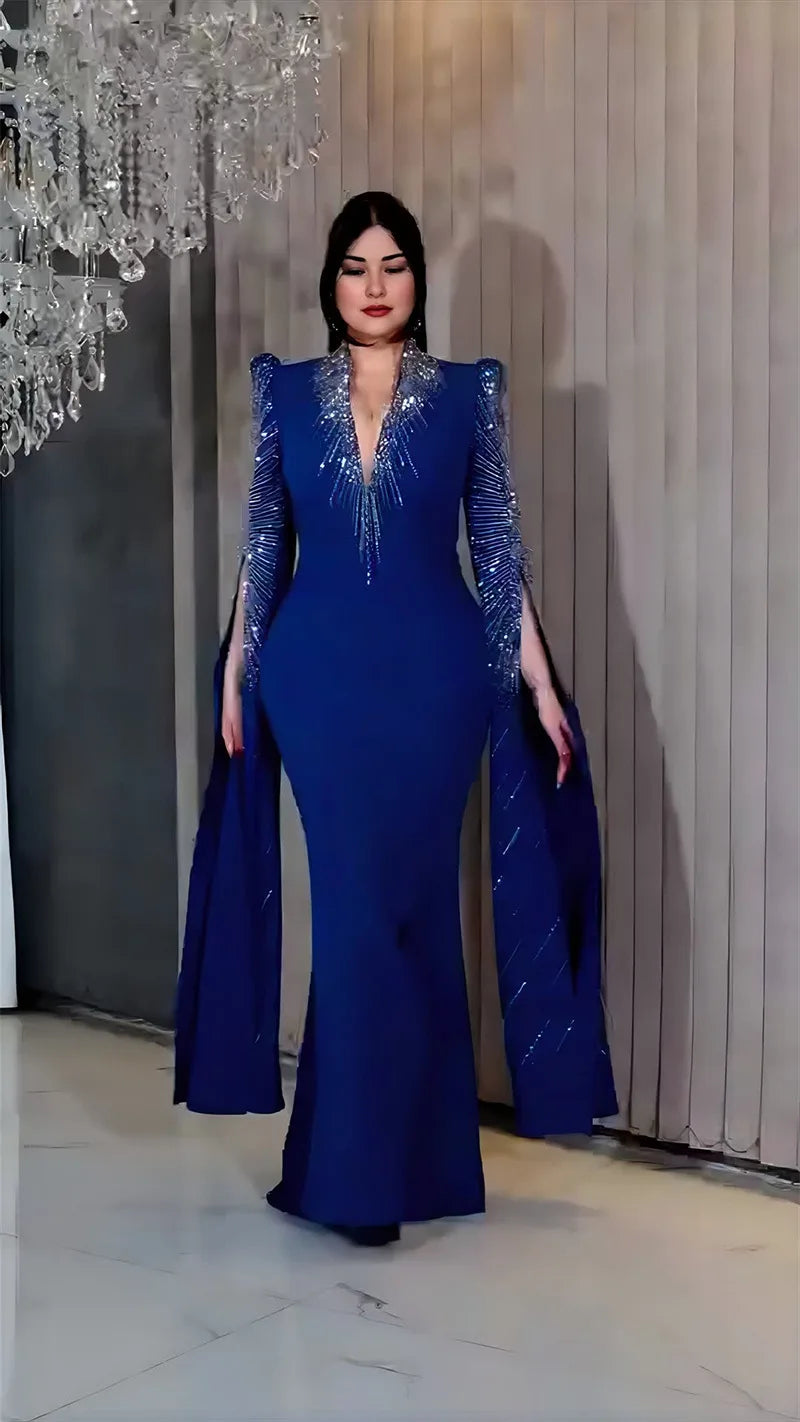 فستان سهرة راقي مطرّز بلمسات فضية – ياقة V عميقة مع شق أمامي أنيق