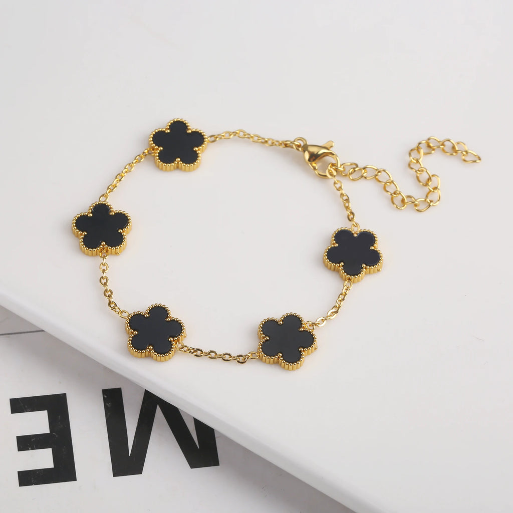 سوار نسائي من Van Cleef  بتصميم البرسيم الرباعي – أناقة خالدة بعدة ألوان