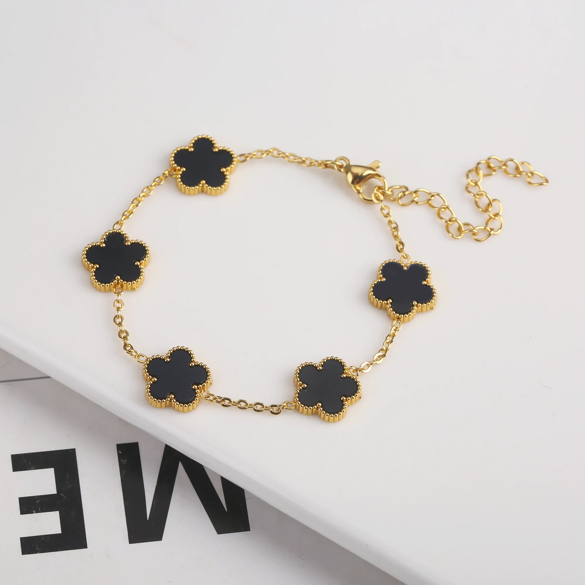 سوار نسائي من Van Cleef  بتصميم البرسيم الرباعي – أناقة خالدة بعدة ألوان