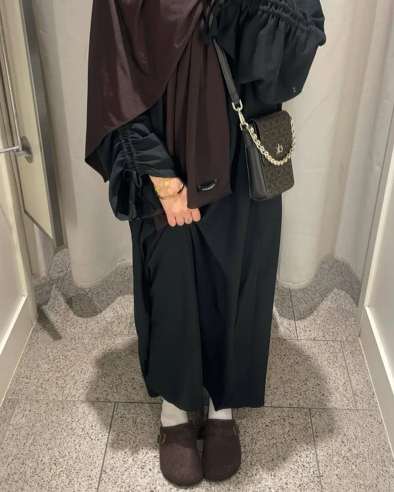عباية سادة بتصميم عصري مع أكمام مجمعة أنيقة