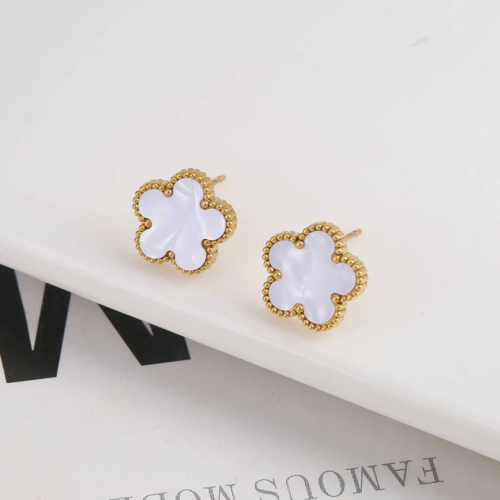 سوار نسائي من Van Cleef  بتصميم البرسيم الرباعي – أناقة خالدة بعدة ألوان