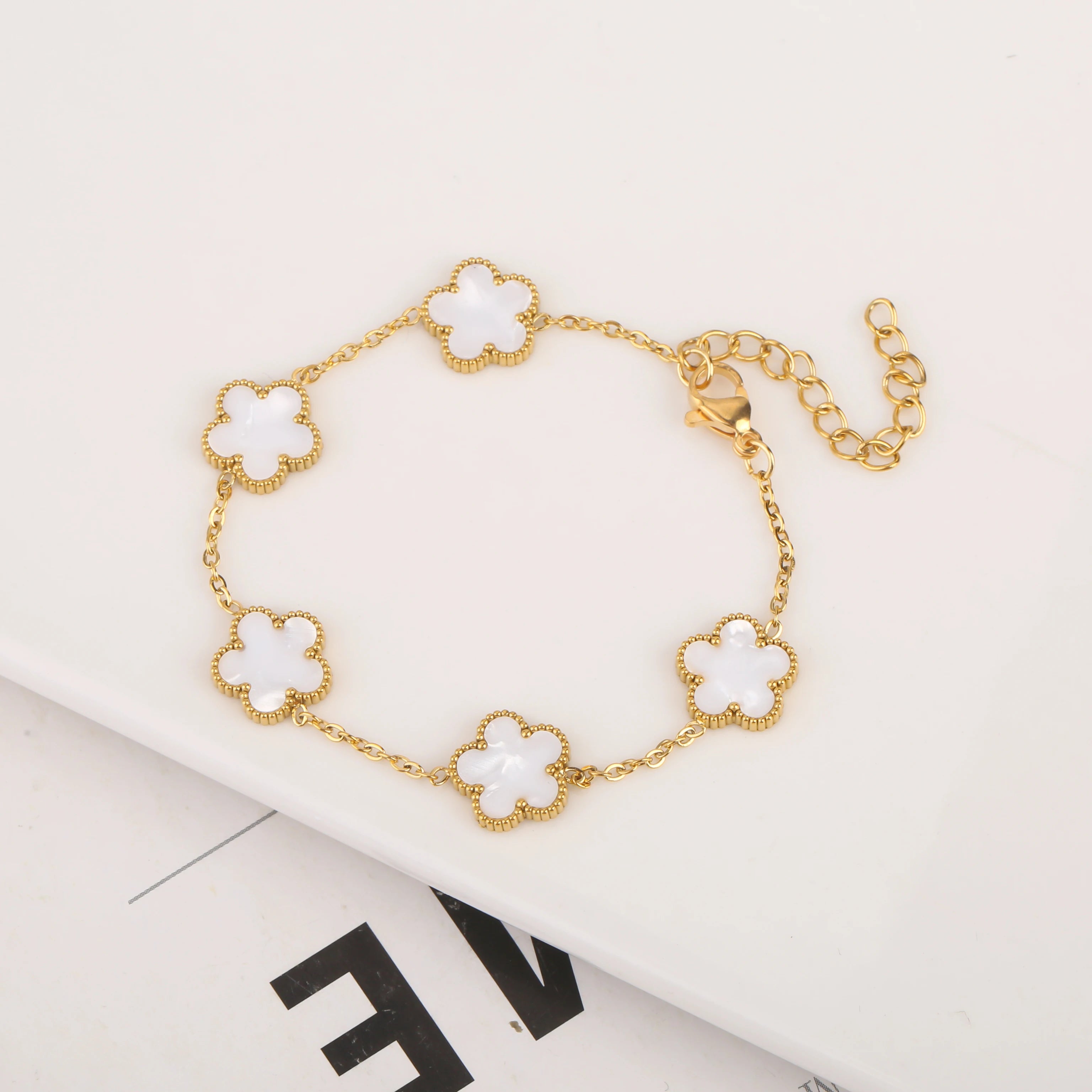 سوار نسائي من Van Cleef  بتصميم البرسيم الرباعي – أناقة خالدة بعدة ألوان