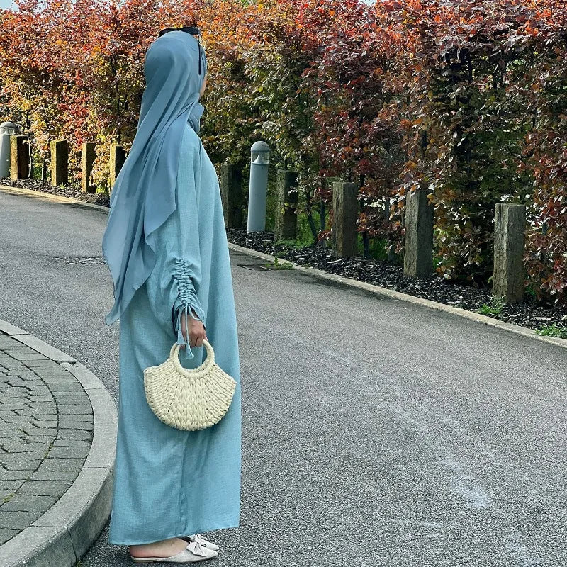 عباية سادة بتصميم عصري مع أكمام مجمعة أنيقة