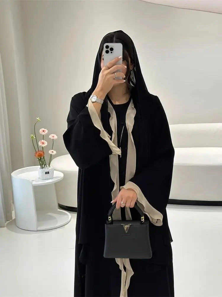 عباية خليجية بلمسات مموجة متباينة – شيلة مطابقة وتصميم واسع أنيق