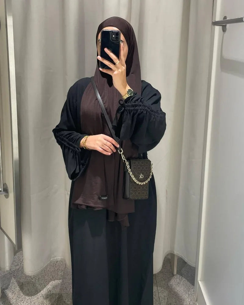 عباية سادة بتصميم عصري مع أكمام مجمعة أنيقة