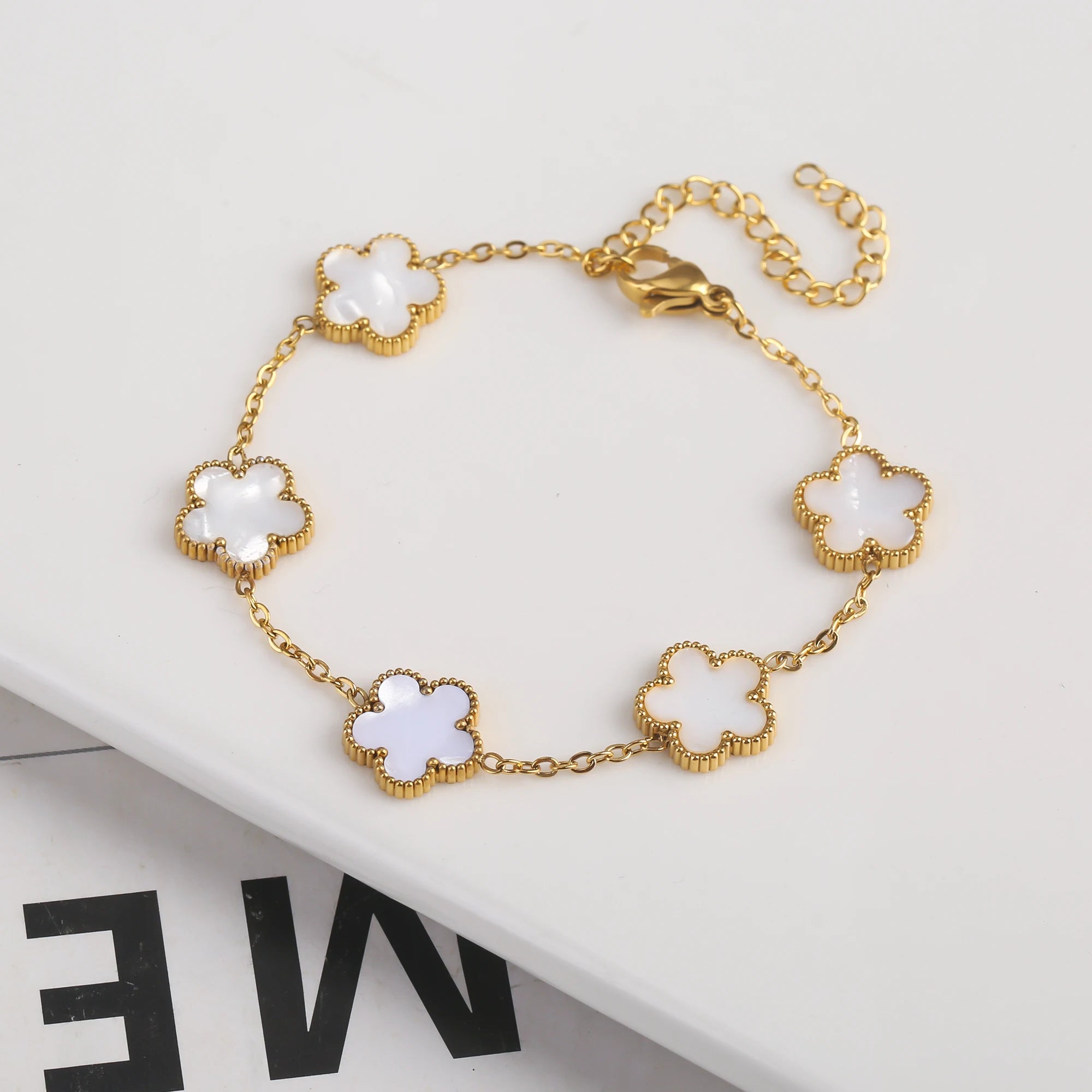سوار نسائي من Van Cleef  بتصميم البرسيم الرباعي – أناقة خالدة بعدة ألوان