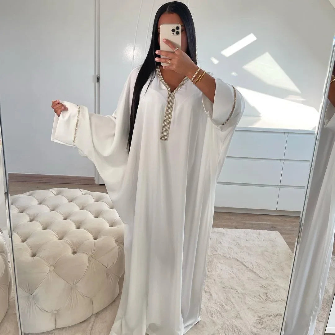 عباية فاخرة بملمس حريري – ياقة V مطرّزة وأكمام واسعة
