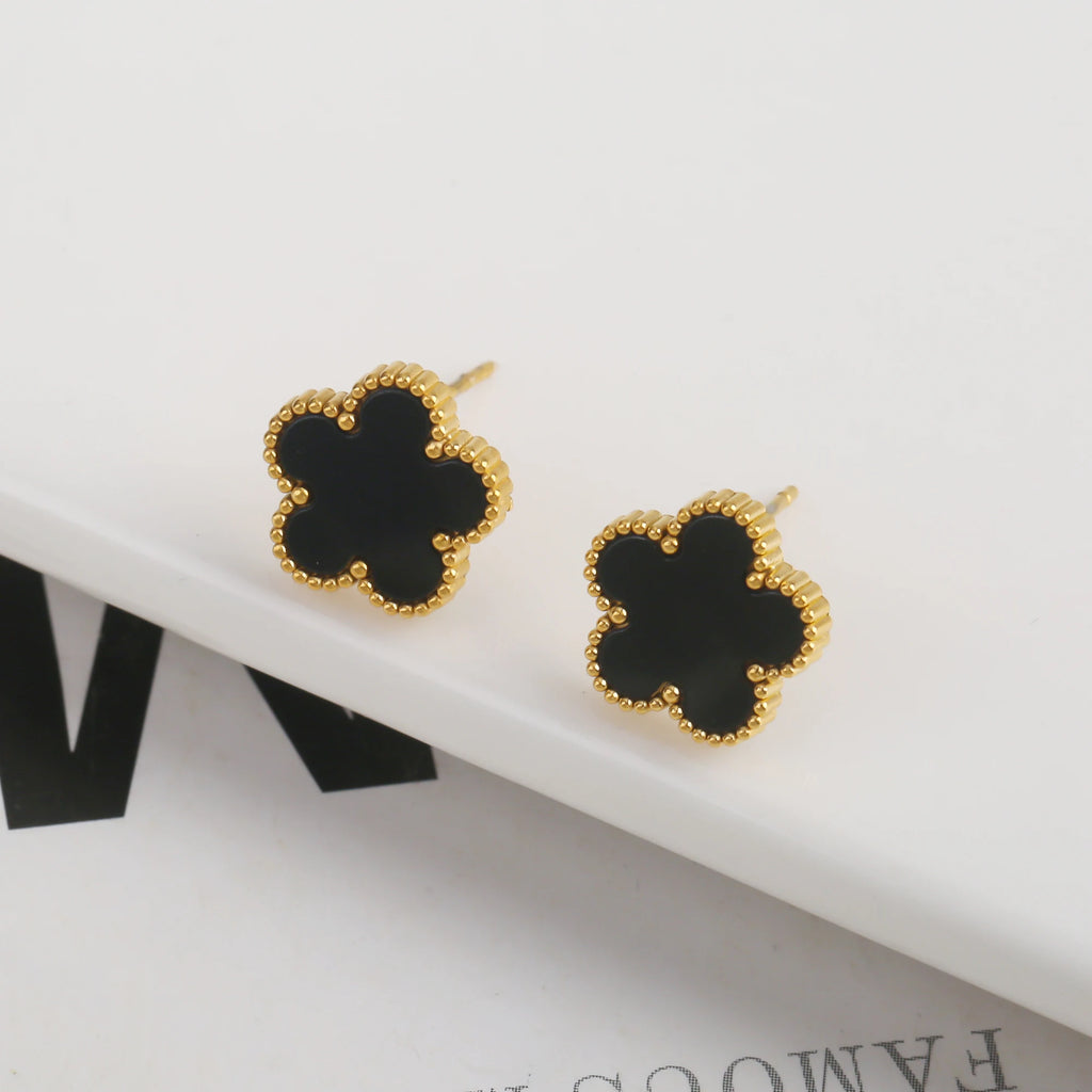 سوار نسائي من Van Cleef  بتصميم البرسيم الرباعي – أناقة خالدة بعدة ألوان