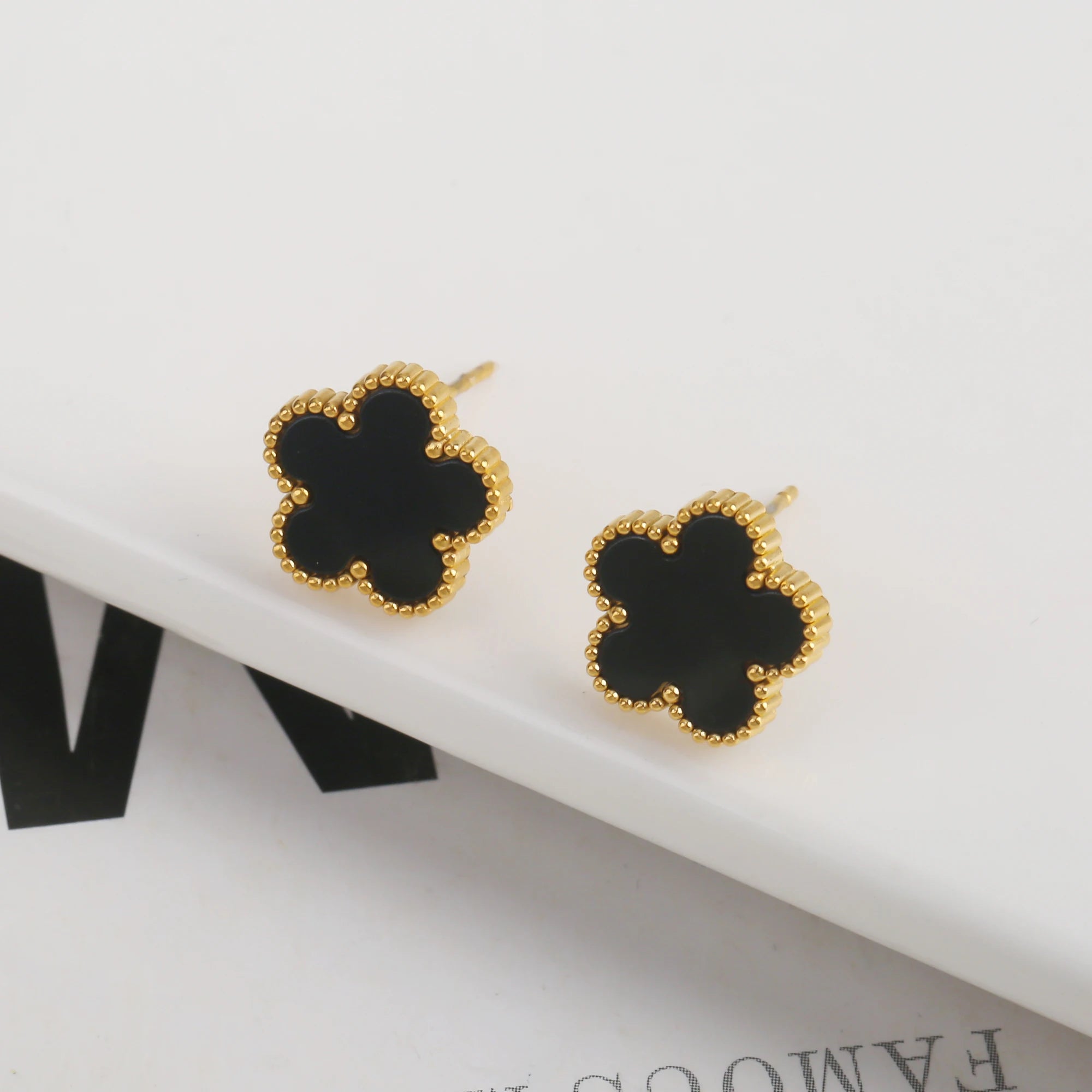 سوار نسائي من Van Cleef  بتصميم البرسيم الرباعي – أناقة خالدة بعدة ألوان