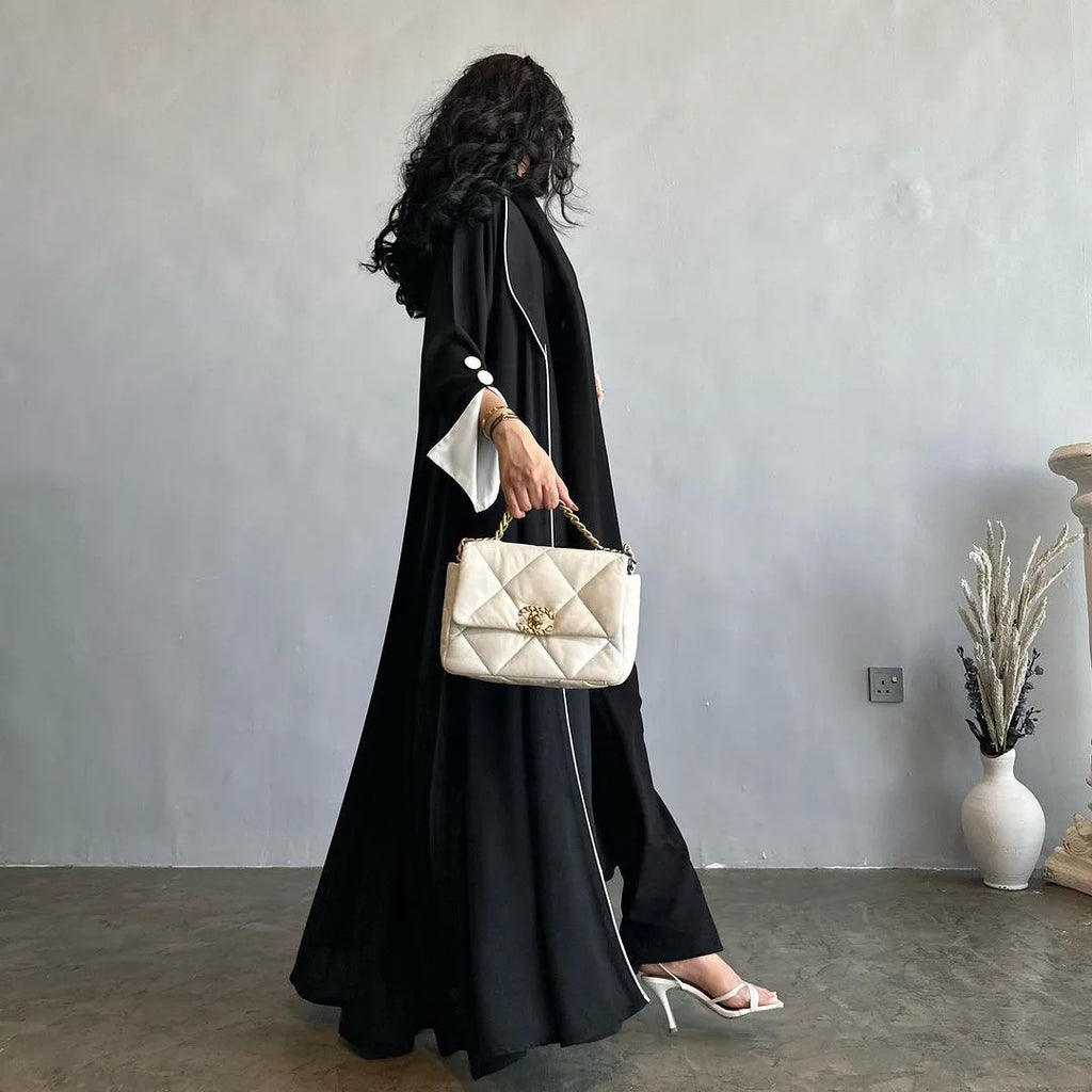 عباية مفتوحة عصرية بحواف متباينة وياقة شال مع أزرار زخرفية على الأكمام
