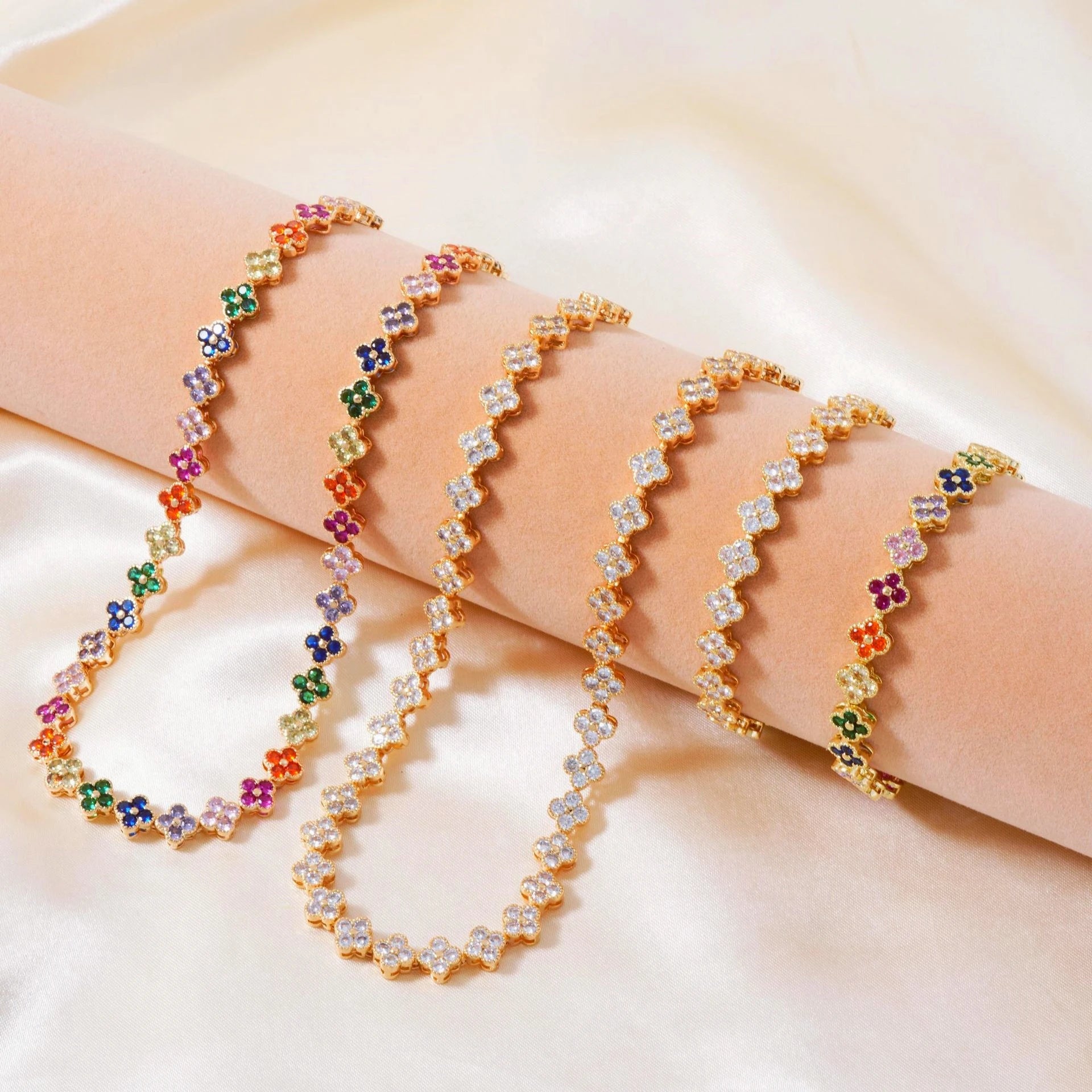 طقم أساور فاخر من Cartier & Van Cleef & Arpels – سوار Love مرصّع + سوار Clover بأحجار ملوّنة