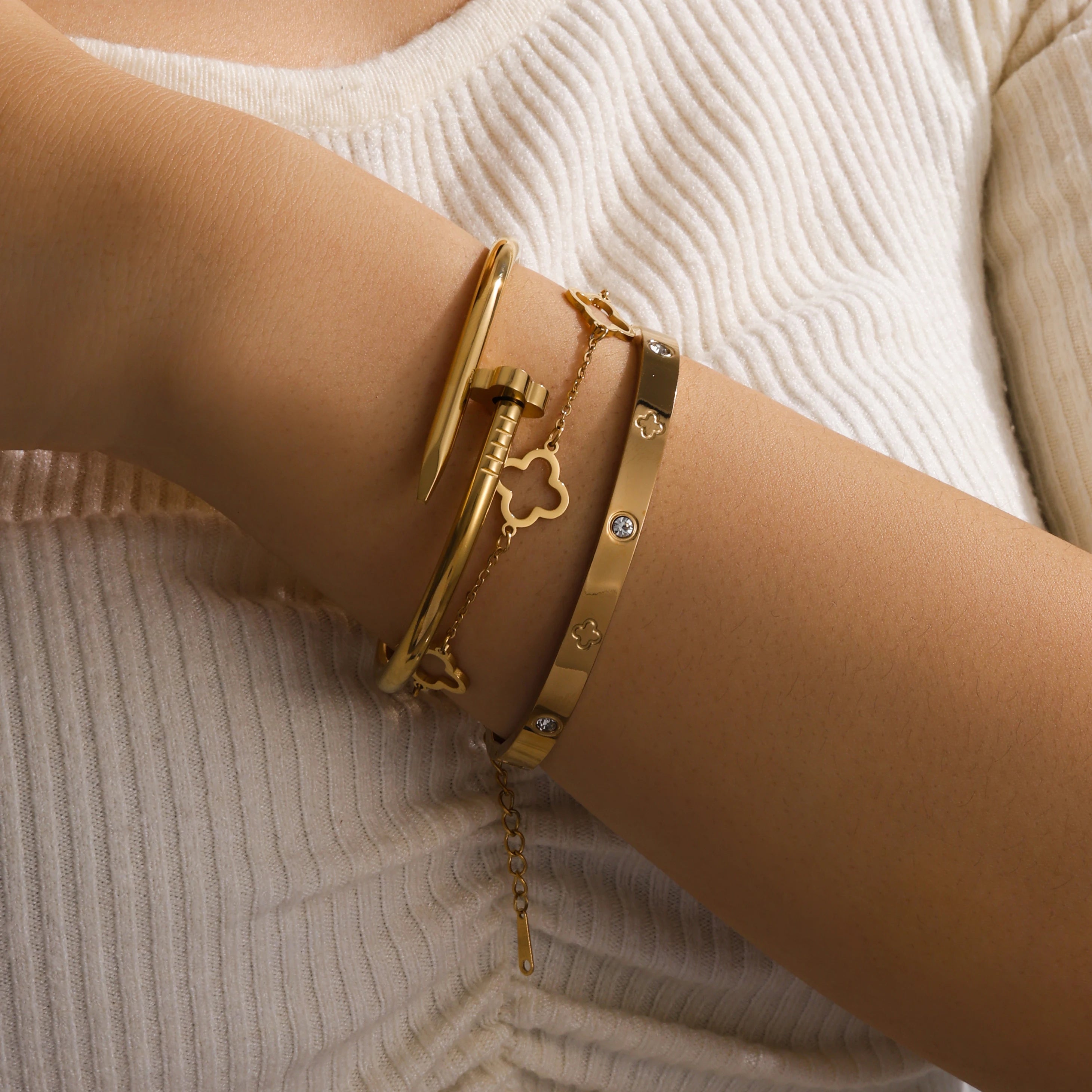 طقم أساور فاخر من Cartier & Van Cleef & Arpels – سوار Love مرصّع + سوار Clover أيقوني