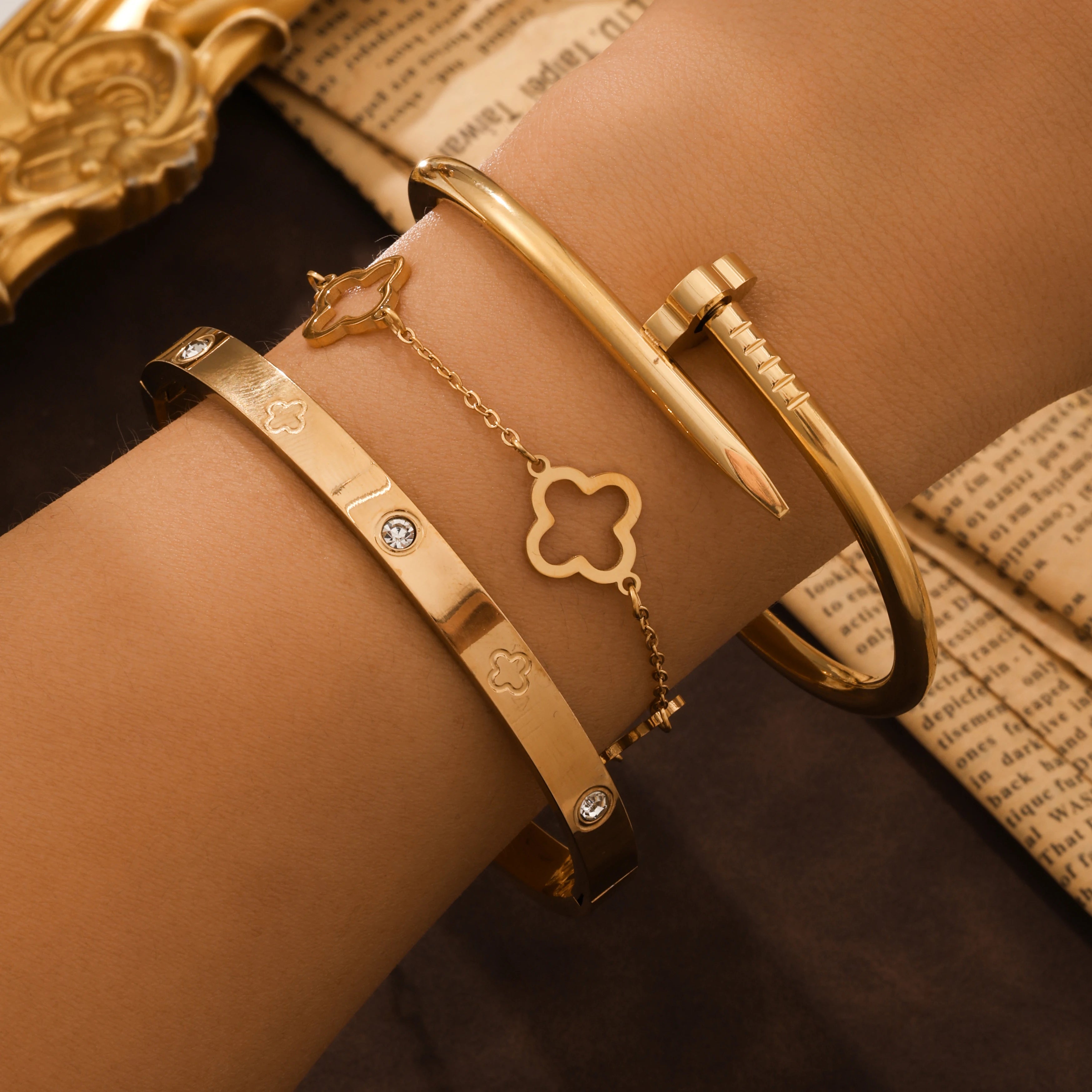 طقم أساور فاخر من Cartier & Van Cleef & Arpels – سوار Love مرصّع + سوار Clover أيقوني