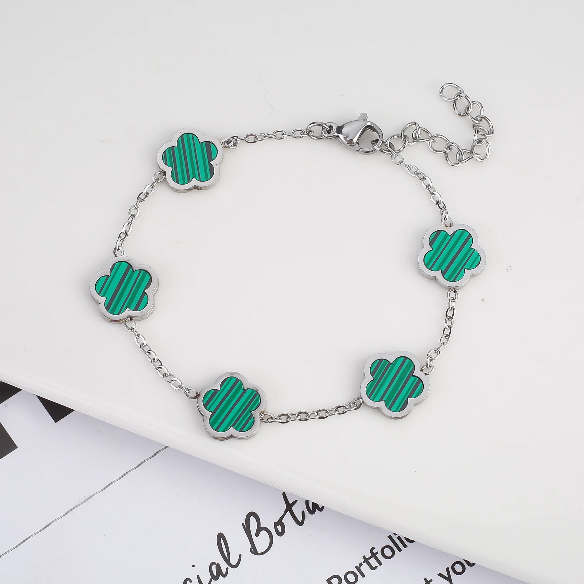 سوار نسائي من Van Cleef  بتصميم البرسيم الرباعي – أناقة خالدة بعدة ألوان