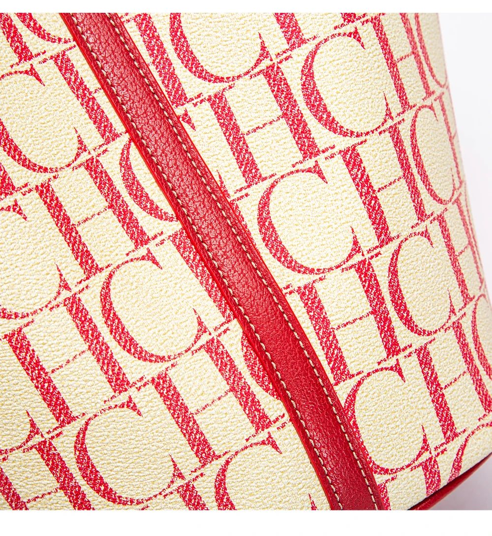 حقيبة باكيت من Carolina Herrera بنقشة CH أيقونية – تصميم أنيق وعملي