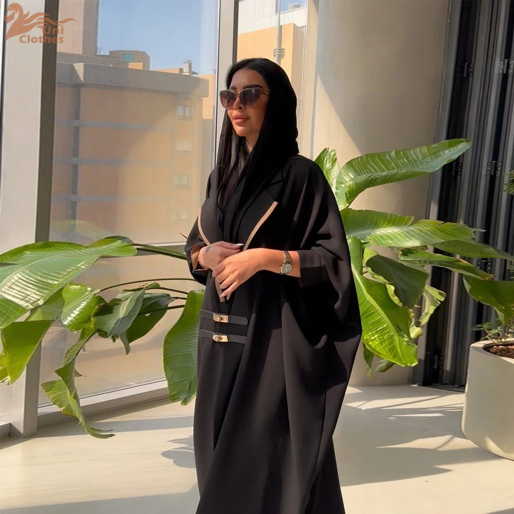 عباية عصرية مفتوحة بحواف متباينة وإغلاق زخرفي مزدوج