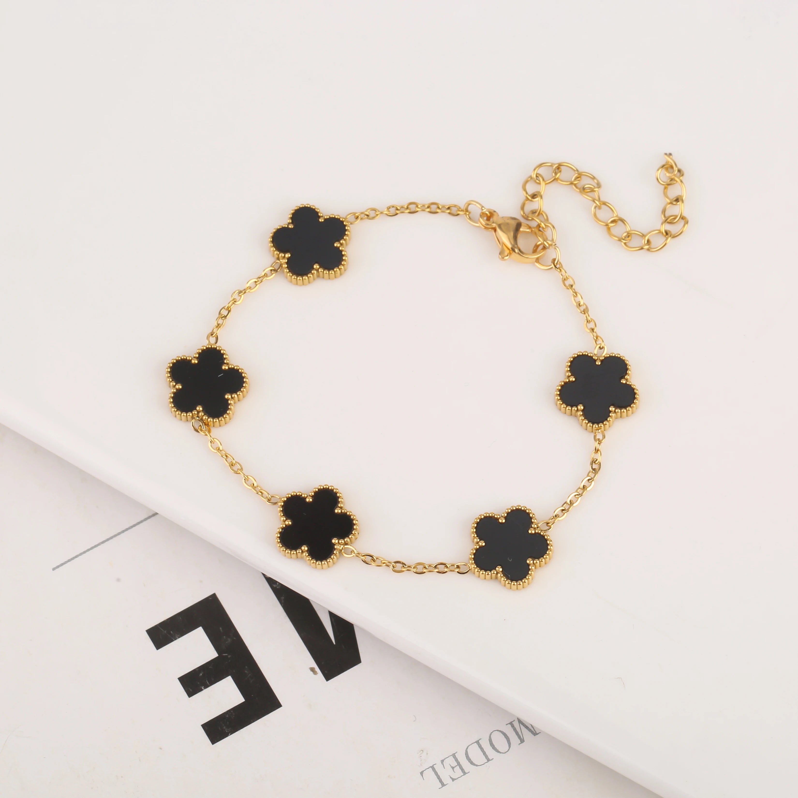 سوار نسائي من Van Cleef  بتصميم البرسيم الرباعي – أناقة خالدة بعدة ألوان