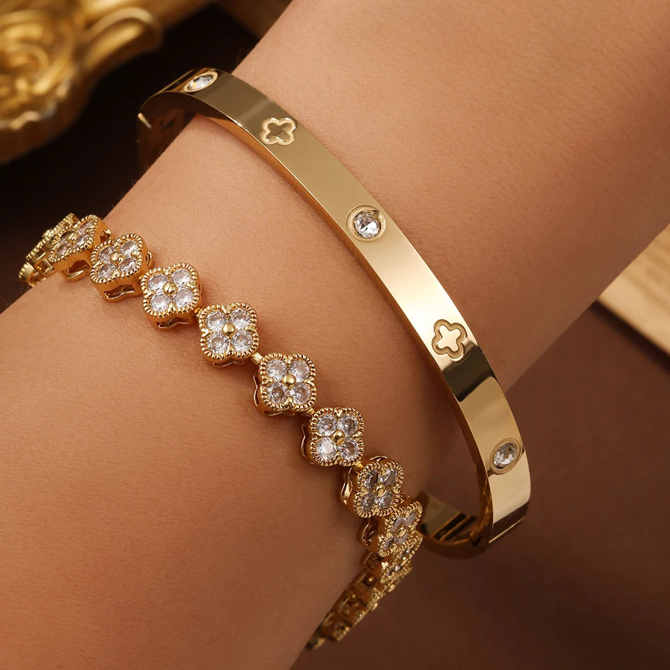 طقم أساور فاخر من Cartier & Van Cleef & Arpels – سوار Love مرصّع + سوار Clover أيقوني