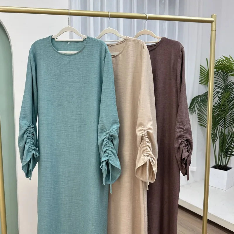 عباية سادة بتصميم عصري مع أكمام مجمعة أنيقة