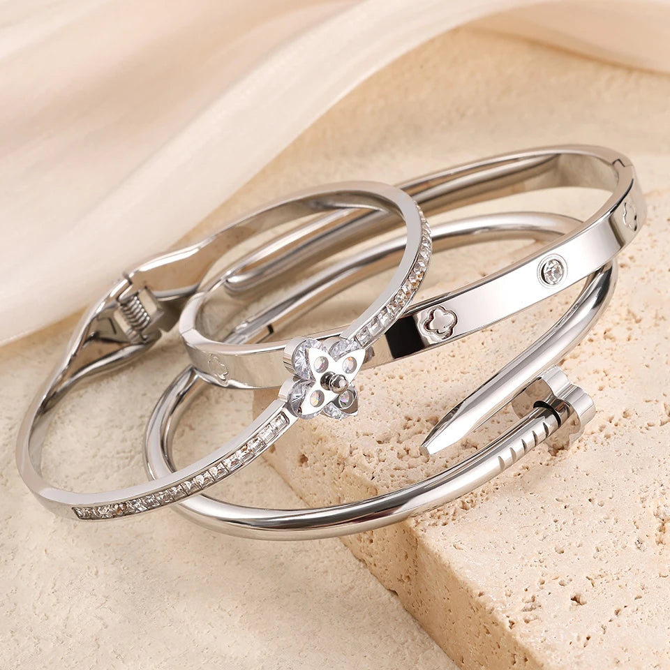 طقم أساور فاخر من Cartier & Van Cleef & Arpels – سوار Love مرصّع + سوار Clover أيقوني