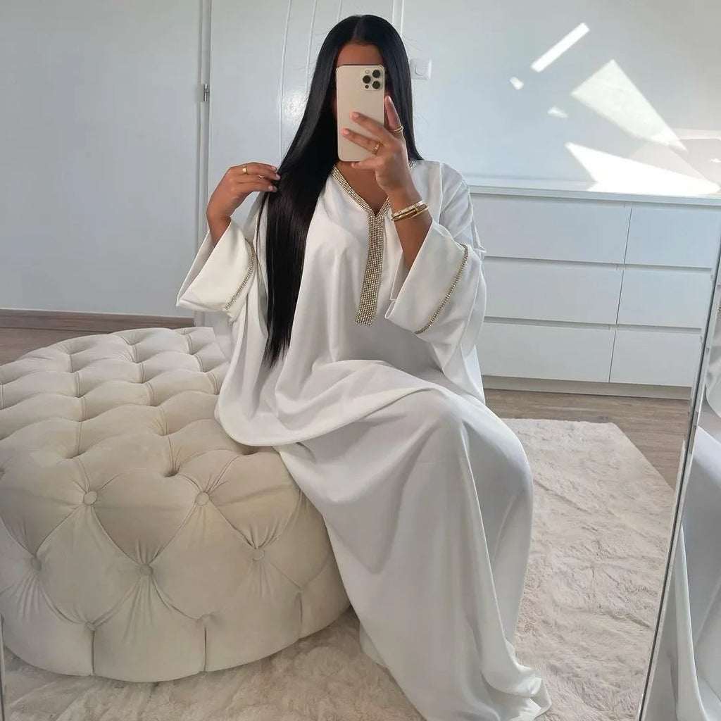 عباية فاخرة بملمس حريري – ياقة V مطرّزة وأكمام واسعة