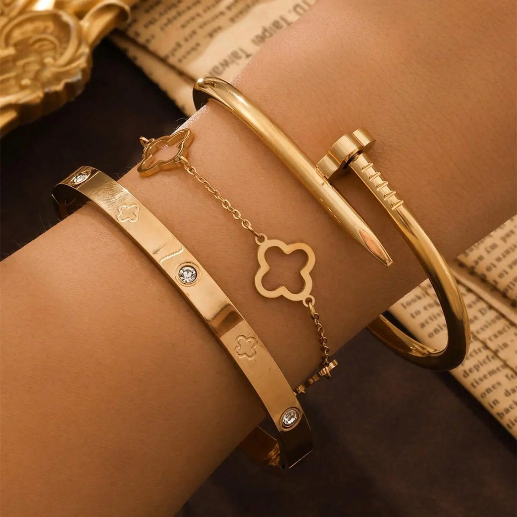 طقم أساور فاخر من Cartier & Van Cleef & Arpels – سوار Love مرصّع + سوار Clover أيقوني