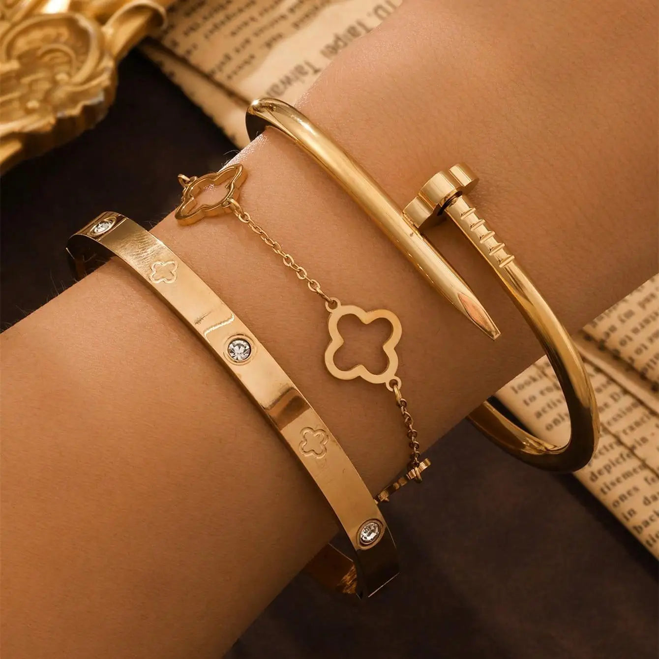 طقم أساور فاخر من Cartier & Van Cleef & Arpels – سوار Love مرصّع + سوار Clover أيقوني