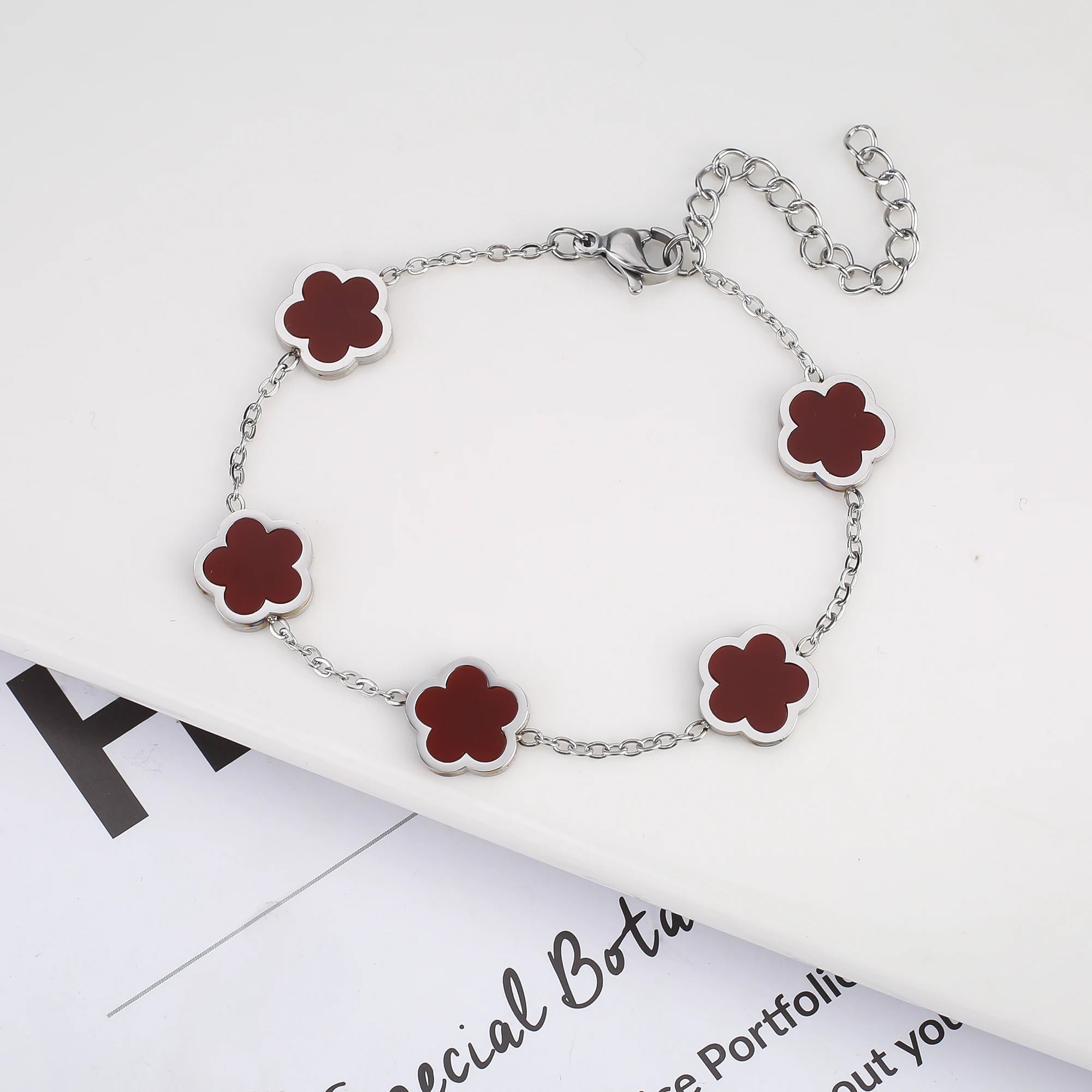 سوار نسائي من Van Cleef  بتصميم البرسيم الرباعي – أناقة خالدة بعدة ألوان