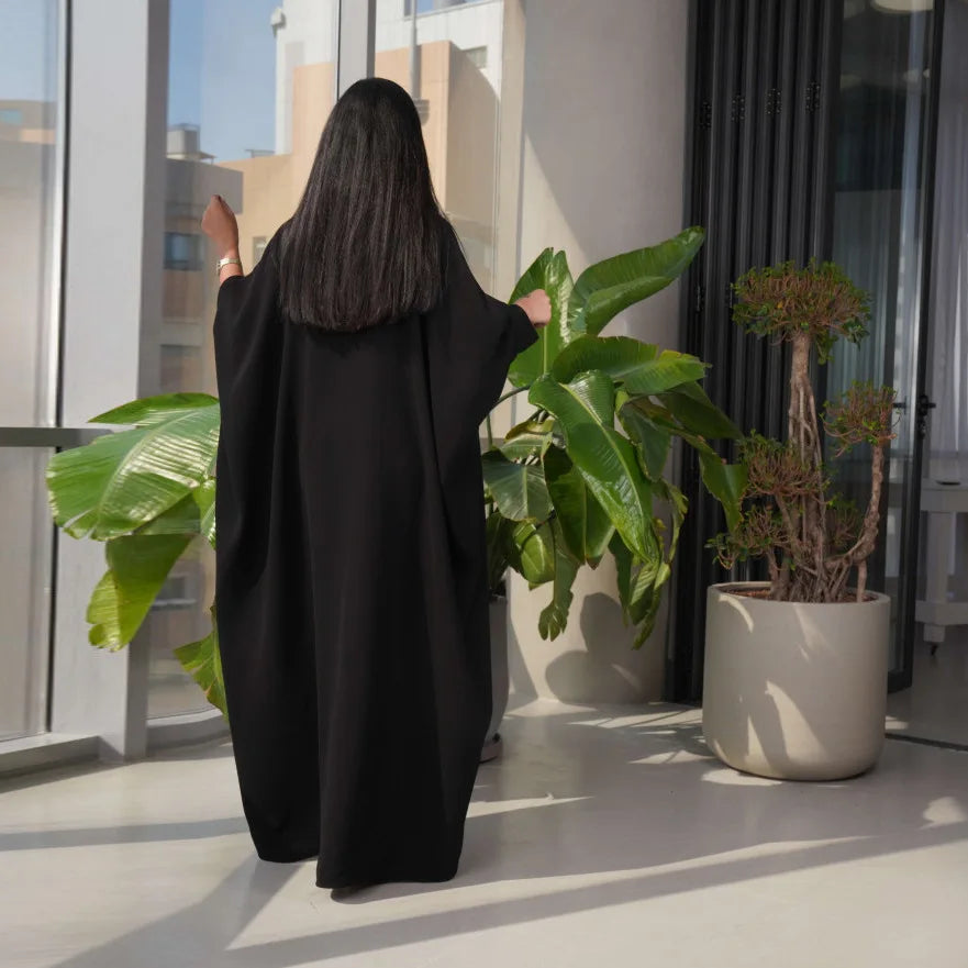 عباية عصرية بلمسات متباينة على الياقة وإغلاق زخرفي مزدوج