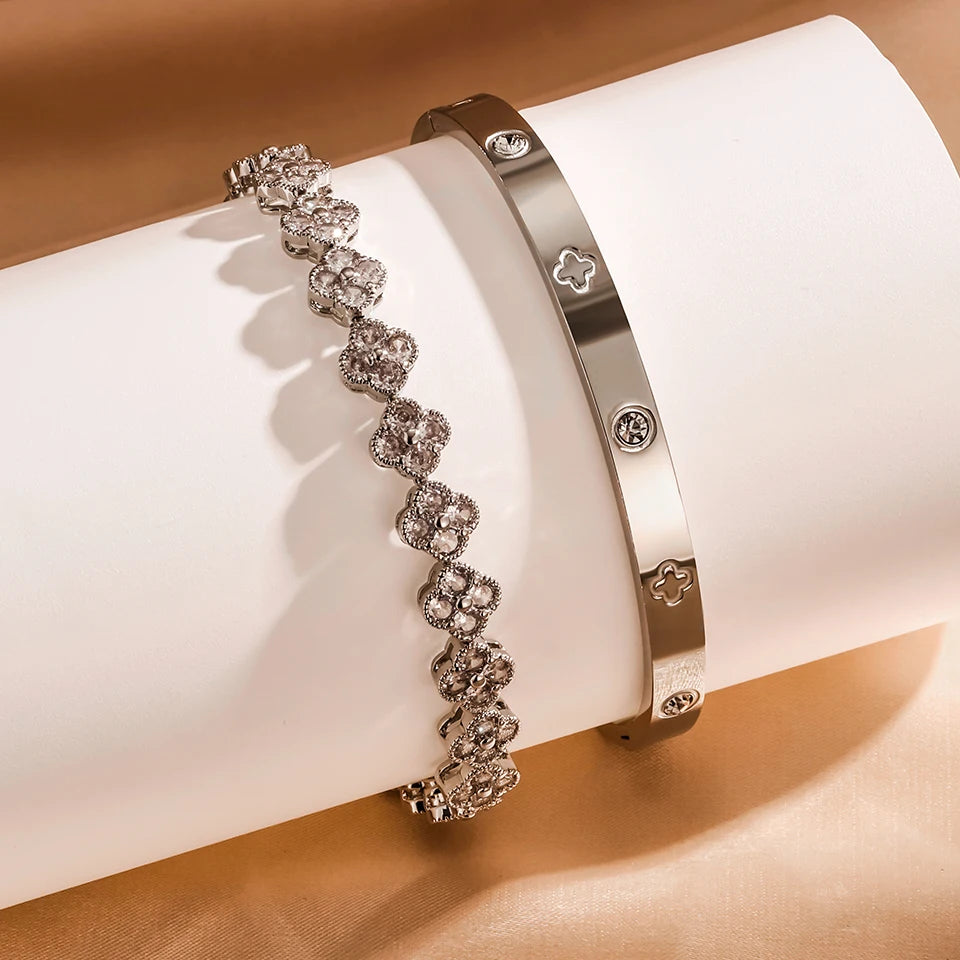 طقم أساور فاخر من Cartier & Van Cleef & Arpels – سوار Love مرصّع + سوار Clover أيقوني