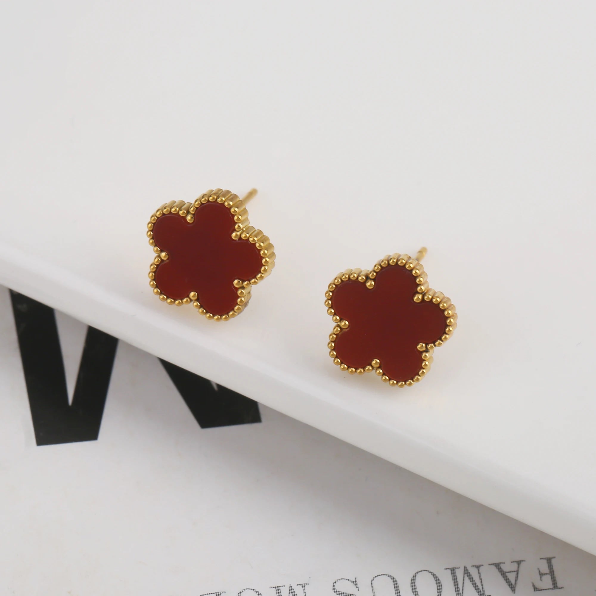 سوار نسائي من Van Cleef  بتصميم البرسيم الرباعي – أناقة خالدة بعدة ألوان