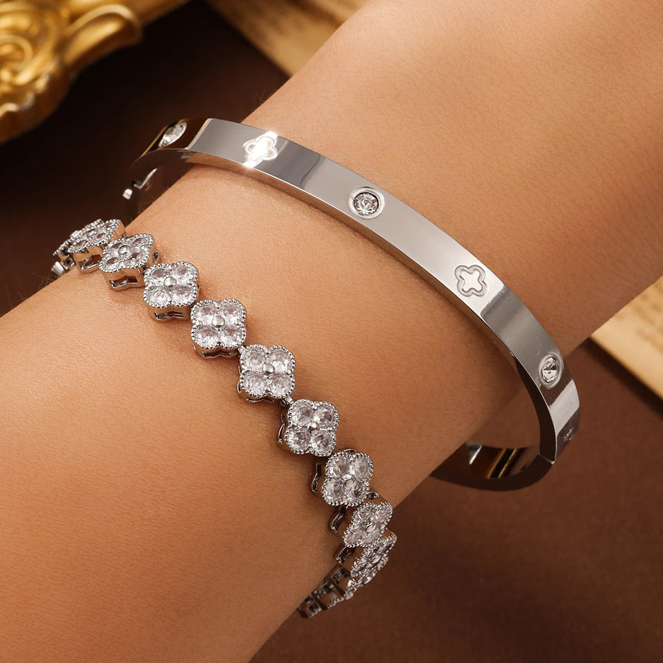 طقم أساور فاخر من Cartier & Van Cleef & Arpels – سوار Love مرصّع + سوار Clover أيقوني