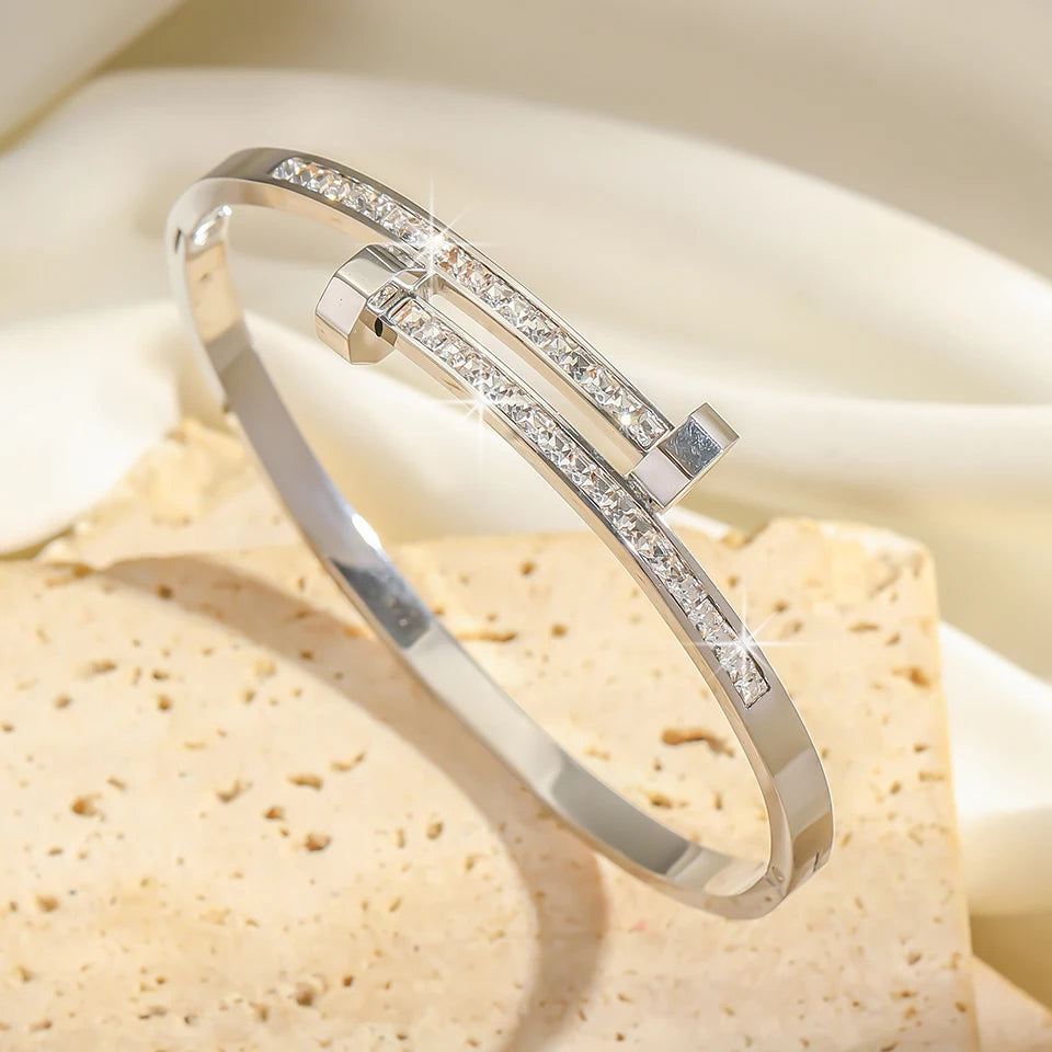 سوار مسمار من Cartier – تصميم Juste un Clou عصري