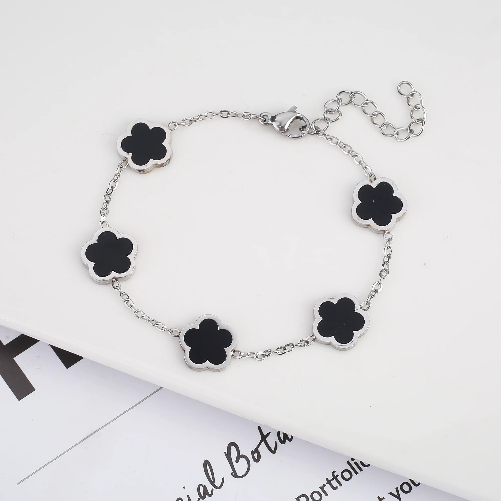 سوار نسائي من Van Cleef  بتصميم البرسيم الرباعي – أناقة خالدة بعدة ألوان