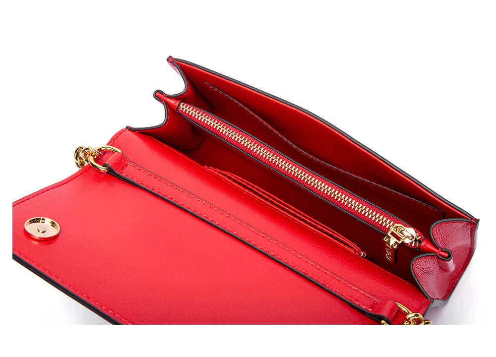 حقيبة كتف صغيرة من Carolina Herrera – محفظة بسلسلة ونقشة CH أيقونية