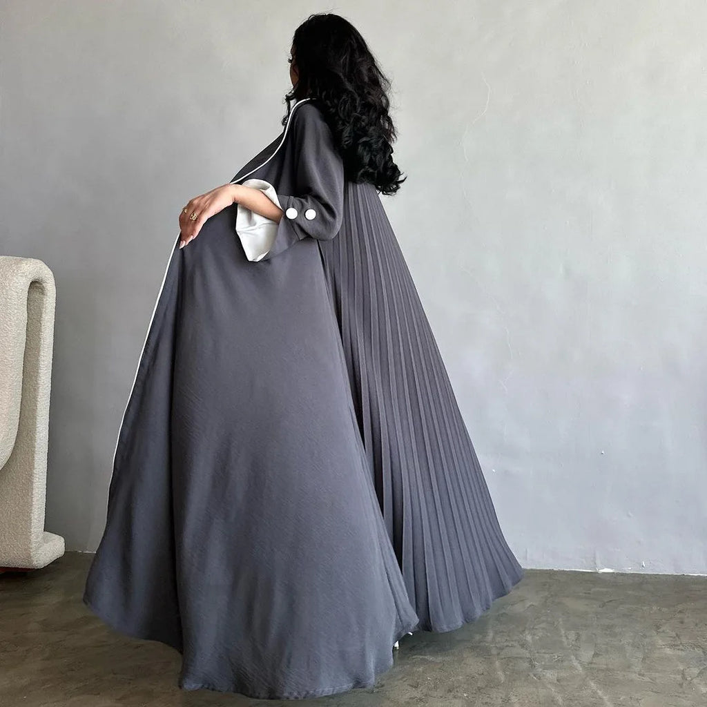 عباية مفتوحة عصرية بحواف متباينة وياقة شال مع أزرار زخرفية على الأكمام